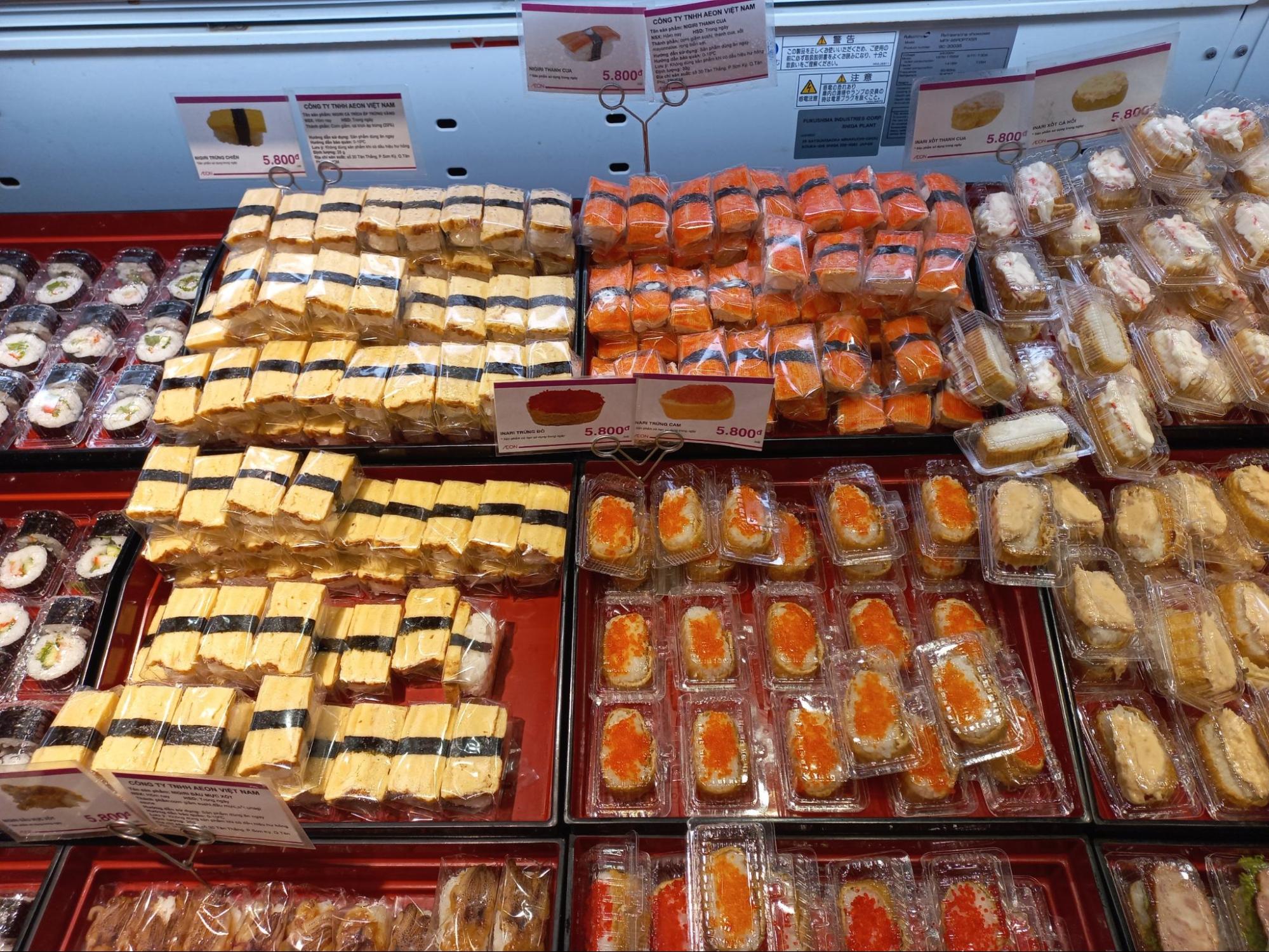 Nigiri trứng chiên là sự kết hợp hài hòa giữa các thành phần chính là trứng, cơm và lát rong biển khô