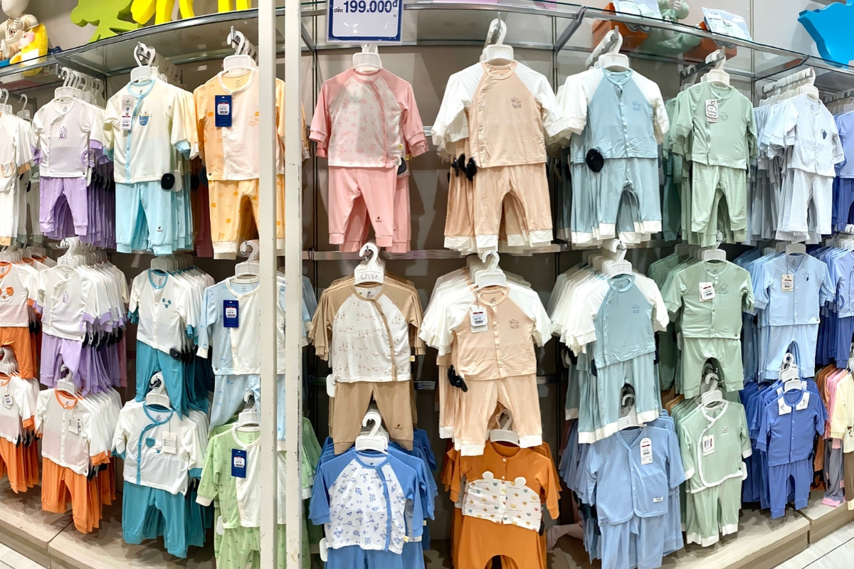Quần áo cho trẻ sơ sinh tại TTBHTH & Siêu thị AEON được sản xuất từ các nguyên liệu chất lượng, không gây kích ứng cho làn da của trẻ