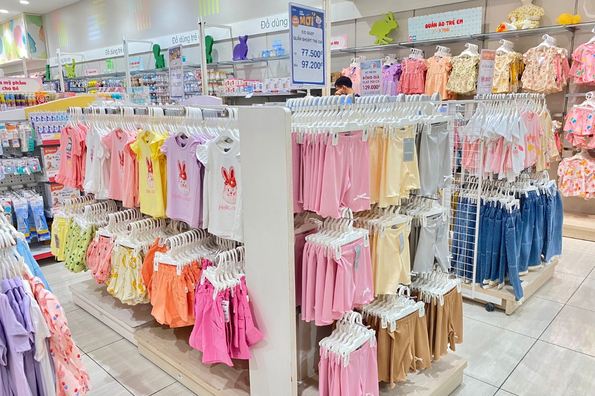 Tại TTBHTH & Siêu thị AEON, quần áo đa dạng màu sắc giúp cho các phụ huynh có thêm nhiều sự lựa chọn 